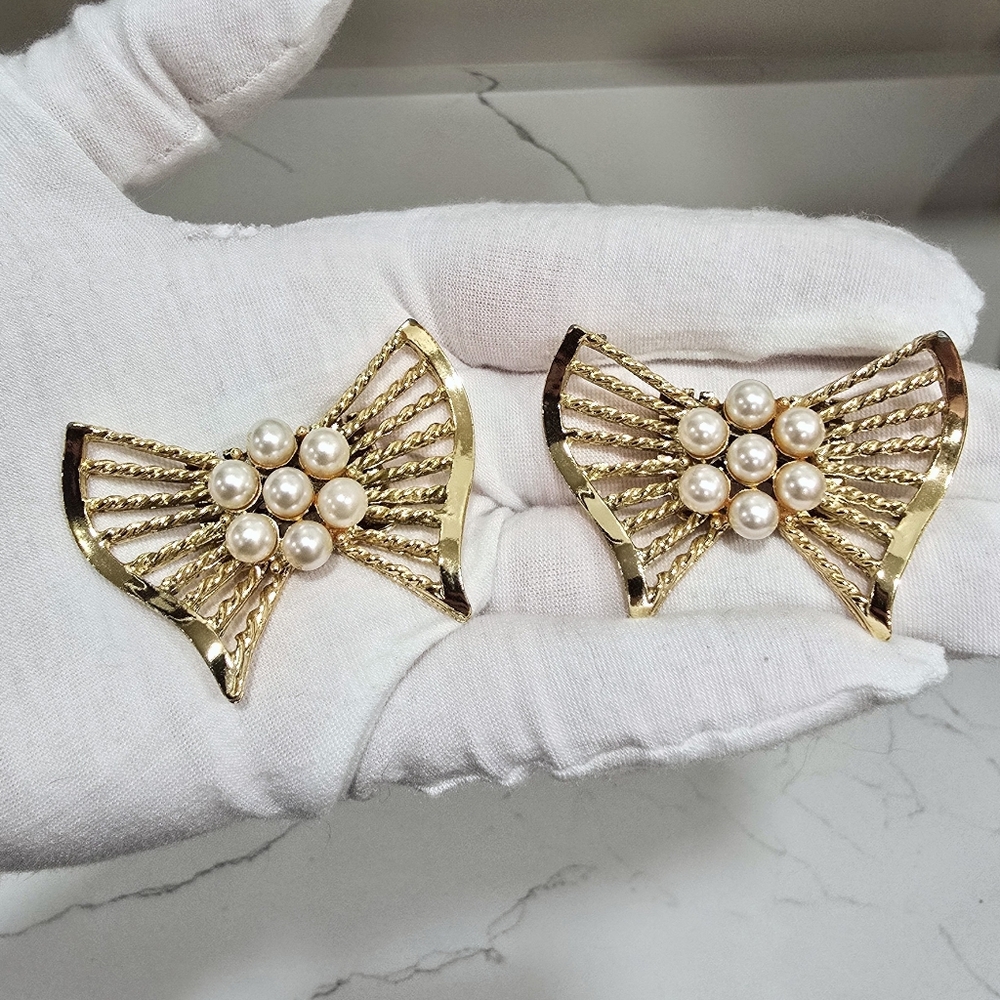 Vintage Designer: TipToe Gold Tone & Faux Pearl Statement Shoe Clips Set of 2